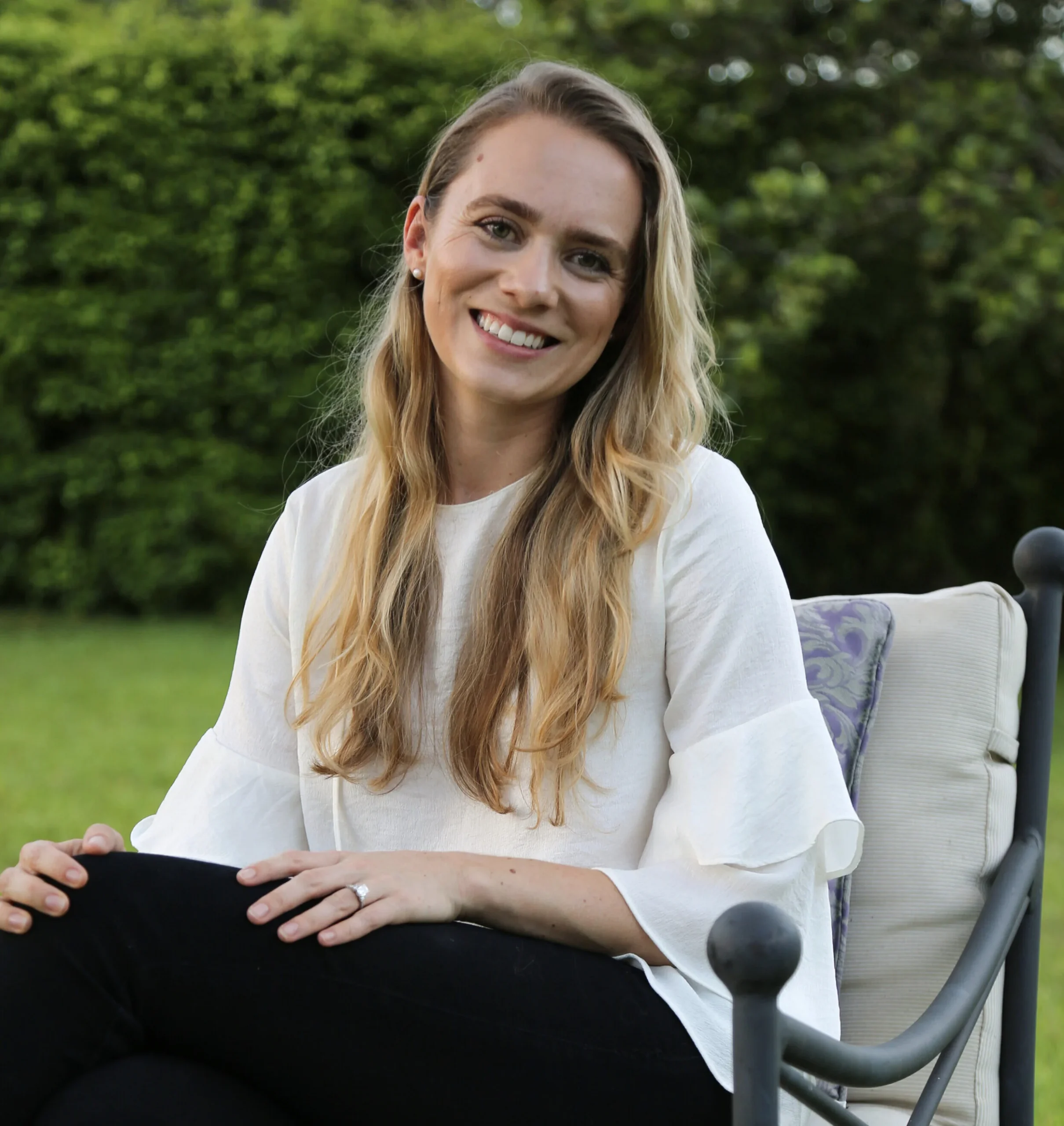 Picture of April Brown who is a teen therapist in miami, fl who offers counseling for teens in miami, fl , postpartum depression treatment in florida, online anxiety therapy in florida and online couples therapy in miami, fl.