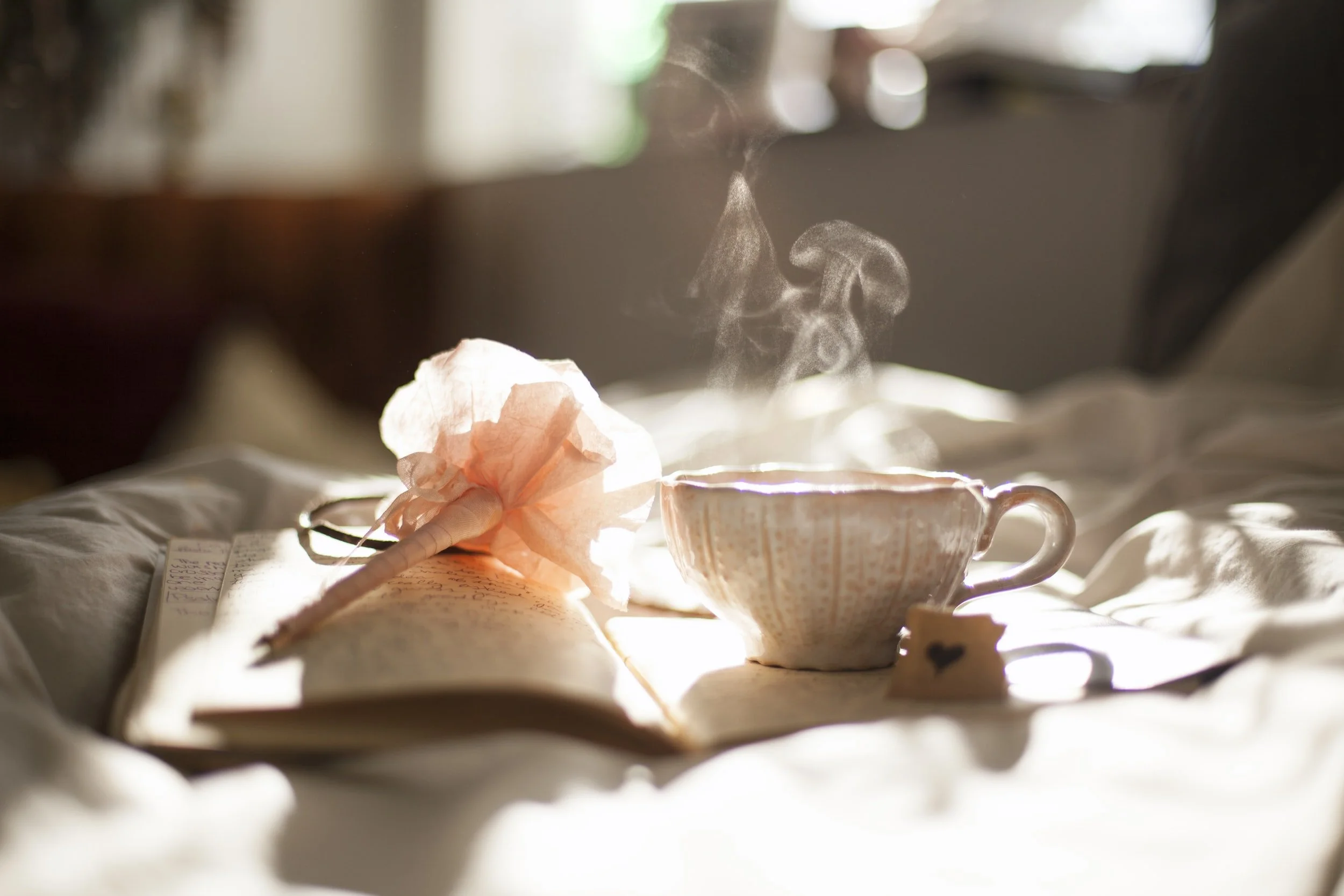 Cup of tea and a pen sit on a desk of a Miami couples therapist who offers therapy for dads, infertility counseling in florida, counseling for teens in Miami, FL and postpartum depression treatment in florida.