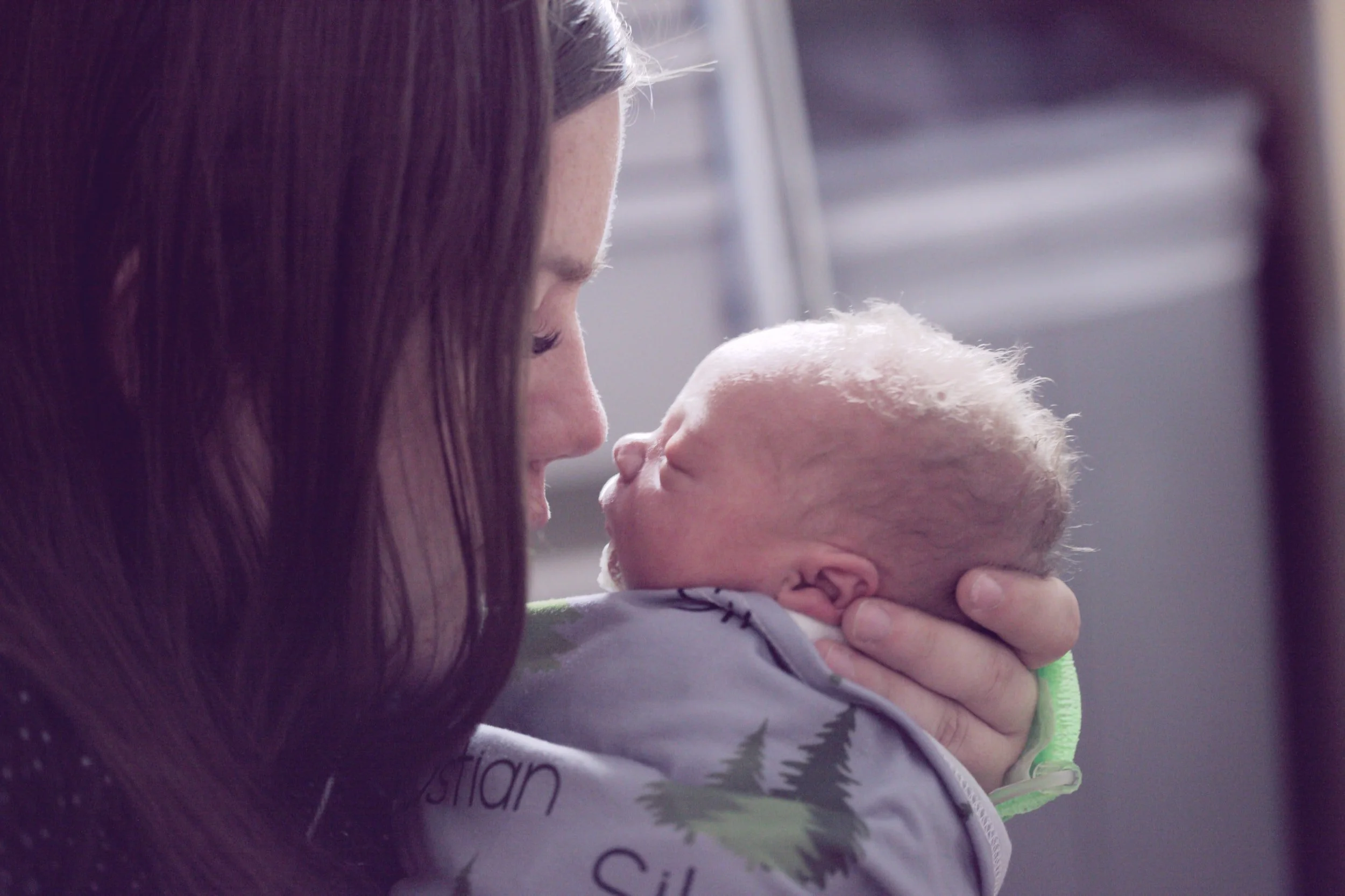 Mother holds baby as she struggles with postpartum depression, she is seeing a teen therapist in miami, fl as she deals with postpartum depression in miami, fl she is looking for miami couples therapy which is offered by April Brown at the Heard Counseling.